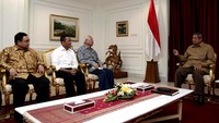 Ki-ka) Ketua Umum PWI Pusat Margiono, Menteri BUMN Dahlan Iskan, Ketua Dewan Pers Bagir Manan, dan Presiden SBY berbincang membahas persiapan peringatan Hari Pers Nasional (HPN). (Setpres).