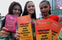 Tidak hanya bunga mawar, mereka juga membagikan selebaran kampanye anti kejahatan seksual.