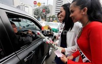 Paras cantik dan senyum menawan membuat pengendara membuka kaca mobil dan menyambut hangat.