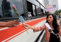 Para penumpang bus umum juga kebagian bunga mawar dari mereka.
