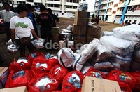 Selain makanan, para pengungsi juga mendapat peralatan masak.