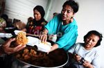 Korban Banjir Terima Makanan Gratis