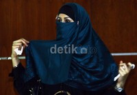 Neneng juga mengaku tidak mengetahui tender proyek yang diikuti PT Anugrah Nusantara. Ramses/detikFoto.