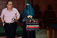 Neneng meninggalkan ruang sidang didampingi oleh penasehat hukumnya. Ramses/detikFoto.