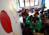 Para siswa antusias mengikuti pelajaran mewarnai.