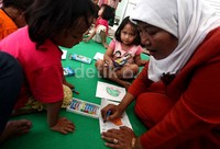 Para siswa juga diajari menulis nama sendiri.