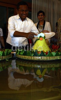 Menteri BUMN Dahlan Iskan memotong Tumpeng bertanda RUMAH KAMI telah diresmikan. Ramses/detikFoto.