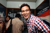 Bercanda-canda, ngobrol tiga jam. Semuanya baik-baik saja, ungkapnya.