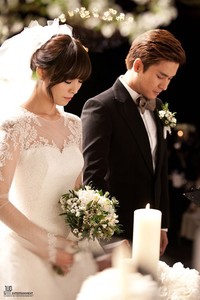 Suasana khidmat pernikahan Sunye dan James. (JYP)