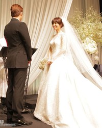 Sunye terlihat menawan dengan gaun pengantinnya. (JYP)
