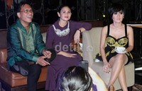 Henry bahkan menemani Yuni saat syuting video klip sejak pagi hingga malam. Henry menyatakan kemungkinan rujuk selalu ada demi kedua anak mereka Kevin dan Cello.