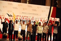 Perwakilan dari klub memperlihatkan nomor undian saat dilakukan drawing pertandingan Djarum Superliga Badminton 2013, di Jakarta, Selasa (29/13).