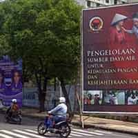 Baliho Ganggu Pejalan Kaki, Barisan Demokrat dan PDIP Surabaya Minta Maaf