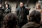Aksi Jeremy Renner & Gemma Arterton di Hansel & Gretel