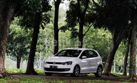 Untuk city car bermesin 1.400 cc ini akselerasinya cukup halus. Namun ketika tuas berada di posisi D tarikan awalnya begitu berat. Mungkin karena ini menggunakan transmisi otomatis.