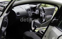 Fitur hiburannya juga tergolong komplit. Anda akan dimanjakan oleh berbagai fitur seperti Audio baik CD/MP3 maupun Radio. Batang kemudinya juga sudah terintegrasi dengan tombol untuk mengatur audio.