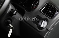 Masuk ke dalam kabin, kesan sederhana ditonjolkan pada VW Polo ini. Dimana Three Spoke steering wheel dan desain dashboard baru memanjakan mata.