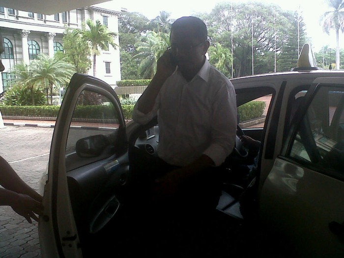 Tinggalkan Mercy S-Class demi Kejar Rapat, Dahlan Iskan Naik Taksi