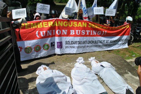 3 Pocong Ramaikan Aksi Buruh Tolak PHK di Semarang