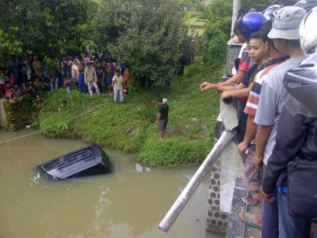 Nekat! Pria Tusuk Lehernya dengan Gunting Usai Terjunkan Mobil ke Sungai