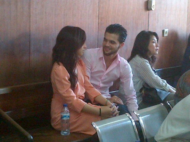 Ditemani Kekasih, Diego Tampak Segar Hadapi Persidangan