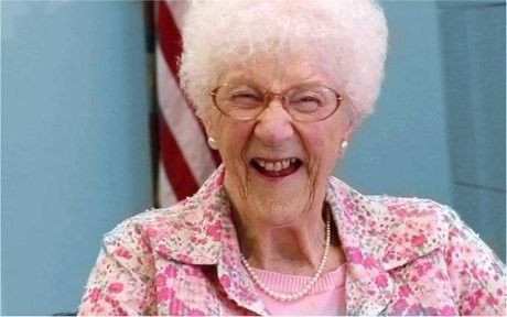 Berumur 105 Tahun, Ini Dia Nenek Tertua yang Bisa Nyetir