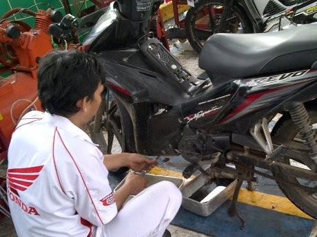 Cara Mendeteksi Oli yang Kemasukan Air Setelah Motor Menerjang Banjir
