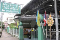 Jawa Mosque alias Masjid Jawa ada di kawasan Sathorn, Bangkok, Thailand. Dari jalan Thanon Charoen Rat, masuk ke jalan kecil Soi Charoen Rat 1 Yaek 9. Berhentilah tepat di bawah sebuah papan nama besar Jawa Mosque (Fitraya/detikTravel)