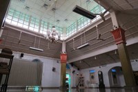 Interior masjid sungguh membuat wisatawan merasa sedang berada di sebuah masjid tua di Jawa. Ornamen tiang, langit-langit, mimbar dan teralis jendela, bergaya sangat Indonesia (Fitraya/detikTravel)