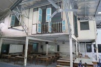 Ada dua bangunan utama yaitu masjid dan rumah panggung dengan aneka jejeran kursi dan meja di kolong rumah. Inilah madrasah dengan 100-an siswa. Mereka menggelar pengajian Al Quran pada hari Minggu untuk dewasa dan anak-anak pada Senin-Jumat (Fitraya/detikTravel)