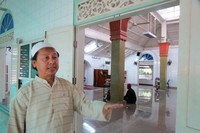 Menurut Syarif, masjid ini didirikan di atas tanah wakaf milik Haji Muhammad Saleh, perantauan Jawa sekitar tahun 1906. Kawasan di sekitar masjid memang banyak keturunan dari perantauan orang Jawa. Namun mereka tidak berbahasa Indonesia dan sedikit berbahasa Jawa (Fitraya/detikTravel)