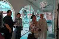 Syarif menjelaskan sejarah masjid kepada wisatawan. Menurut dia, masjid ini paling ramai saat Idul Fitri dan Idul Adha (Fitraya/detikTravel)