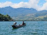 Naik Perahu Keliling Danau Sentani, Rasanya Seperti di Laut