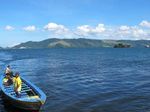 Naik Perahu Keliling Danau Sentani, Rasanya Seperti di Laut