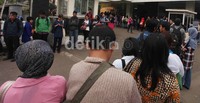 Antrian ini mengular dari lantai 2 gedung hingga pnggir Jalan Warung Buncit.     
