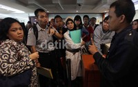  Imigasi Jakarta Selatan membatasi para pemohon paspor dikarenakan banyaknya pemohon paspor di kanotor tersebut.     
