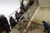 Antrian pemohon sampai ke tangga-tangga gedung.