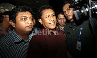 Puji yang mengenakan kemeja warna merah langsung naik ke ruang pemeriksaan di lantai enam.