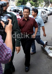 Puji bergegas menuju ruang pemeriksaan di lantai enam