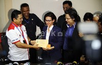 Dengan dibebaskannya Wanda dan Sri Dewi, maka tinggal 8 orang yang belum dibebaskan oleh BNN. Belum diketahui juga apakah artis Raffi Ahmad akan dibebaskan juga atau ditetapkan menjadi tersangka.