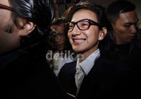 Wanda meninggalkan gedung BNN. Perempuan 35 tahun meminta semua pihak menghormati hasil tes yang telah membuktikan dirinya tak terlibat narkotika.