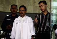 Toerechan Assyari keluar gedung KPK dengan mengunakan baju tahanan. Ramses/detikFoto.