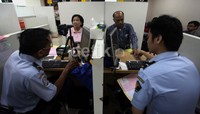 Setelah dua hari berlalu dan melakukan wawancara dan foto, pemohon melakukan pembayaran.