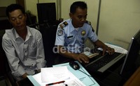 Petugas Imigrasi Kemenkumham sedang melakukan pemeriksaan terhadap WN China yang diciduk karena penyalagunaan paspor. Ramses/detikFoto.