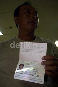 Seorang WN China memperlihatkan paspornya yang izinnya untuk kunjungan, tetapi digunakan untuk bekerja. Ramses/detikFoto.