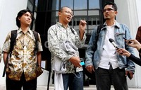 Tampak para pelapor yakni aktivis LBH Alvon Kurnia (kiri), serta aktivis ICW Emerson Yuntho (tengah) dan Febriansyah (kanan).