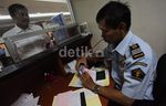 Melihat Cara Kerja Petugas Imigrasi
