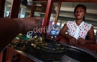 Mulai dari gado-gado, mie ayam, bakso, gorengan, hingga warung kopi ada di sini.