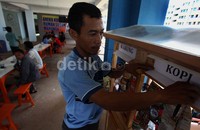 Bahkan tersedia juga LCD TV yang siap menghibur warga yang mampir untuk makan di tempat tersebut.