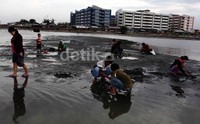 Warga Rusun Marunda menghibur diri dengan cara bermain ke pantai yang letaknya berada tepat di belakang rusun.